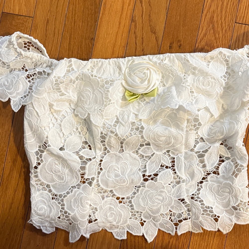 Elegant White for love and lemons 🍋 Lace Off-Shoulder Top